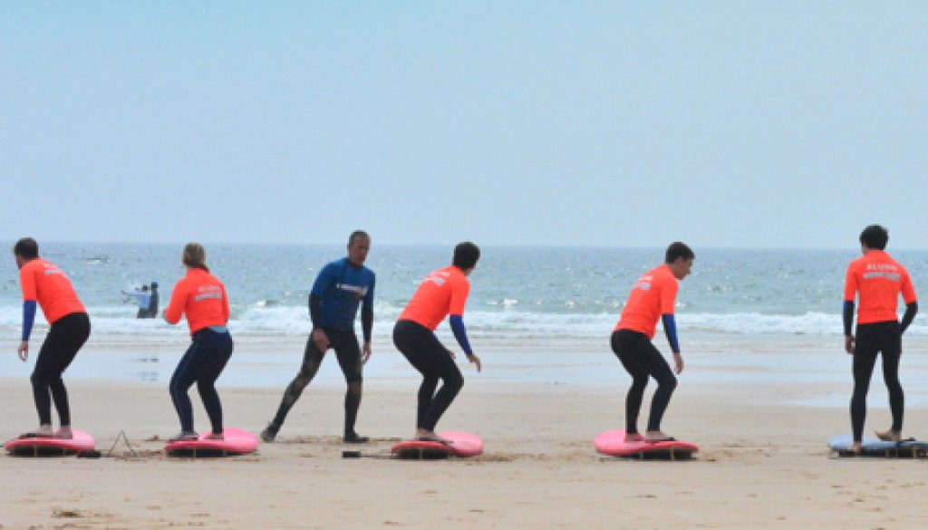 aula de surf em grupo