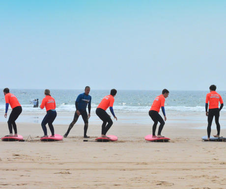aula de surf em grupo
